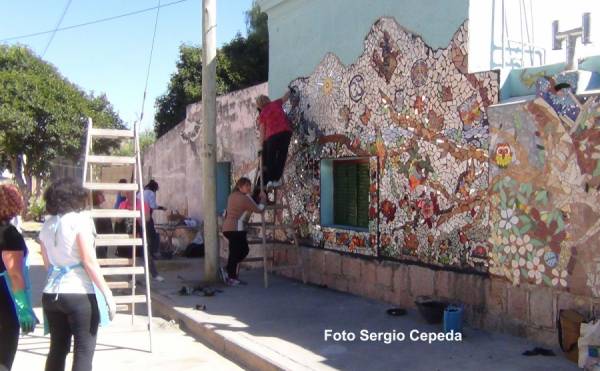 MUJERES REALIZAN IMPORTANTE OBRA DE ARTE EN CAPILLA DEL MONTE