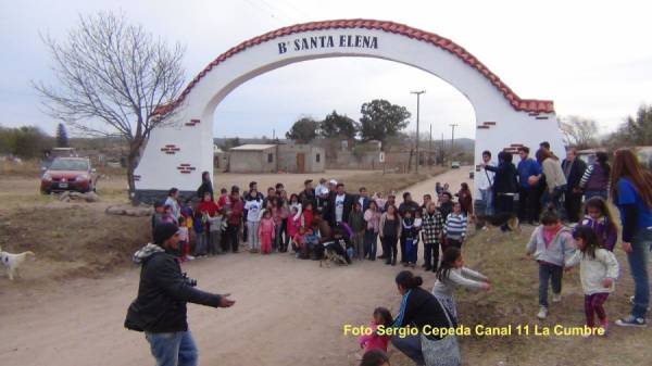 JOVENES PERONISTAS ARREGLARON EL ARCO CAMINO AL CEMENTERIO