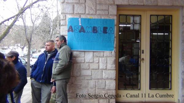 EMPLEADOS MUNICIPALES DE LA CUMBRE OTRA VEZ DE ASAMBLEA