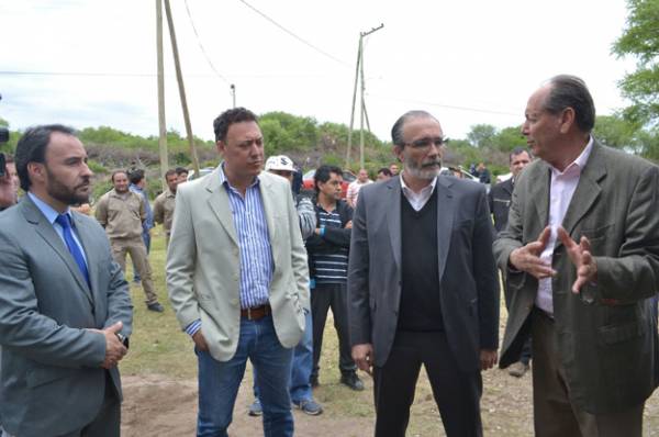 AVANZAN LAS OBRAS DE AGUA POTABLE Y ENERGIA EN CRUZ DEL EJE