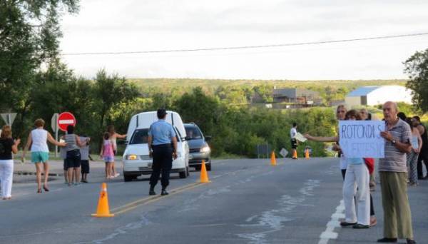 POR LA FALTA DE OBRA EN EL CRUCE DE SAN ESTEBAN VAN A PROTESTAR EN EL PEAJE