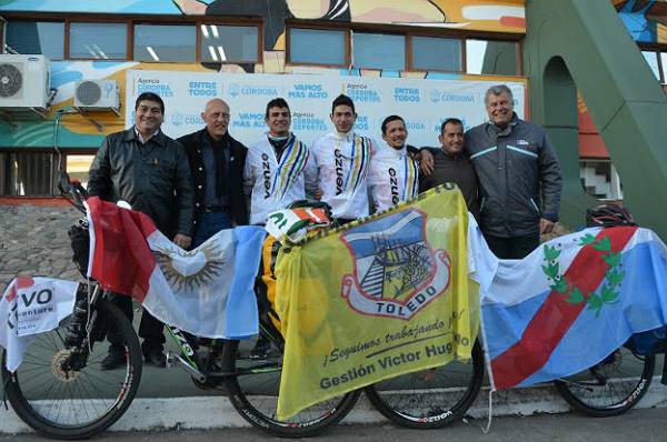 TRES CICLISTAS PARTIERON HOY DESDE EL KEMPES A RIO DE JANEIRO