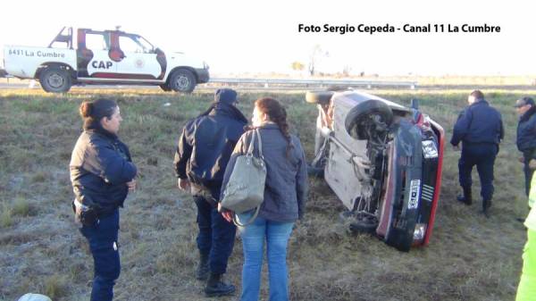 UN VEHICULO VOLCO EN LA RUTA 38