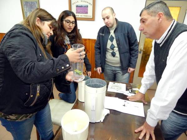 RECURSOS HIDRICOS ENTREGO UN PLUVIOMETRO A V GIARDINO