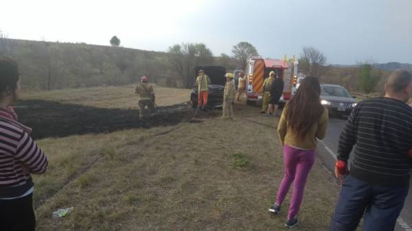 UN VEHICULO SE QUEMO EN LA RUTA 38 Y PRODUJO UN INCENDIO