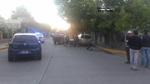 OTRO ACCIDENTE CON MOTO EN LA CUMBRE, DOS CHICAS TRASLADADAS