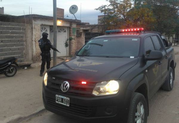 DETIENEN A UNA MUJER GUARDIACÁRCEL POR NARCOMENUDEO EN CRUZ DEL EJE