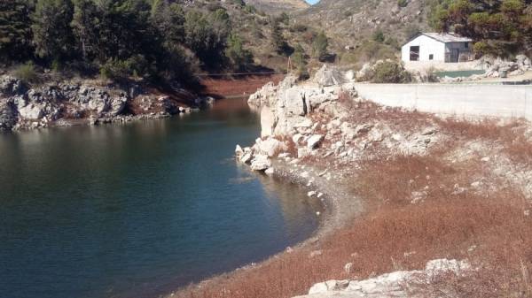 EL DIQUE DE LA CUMBRE SE MANTIENE CON MUY POCA AGUA