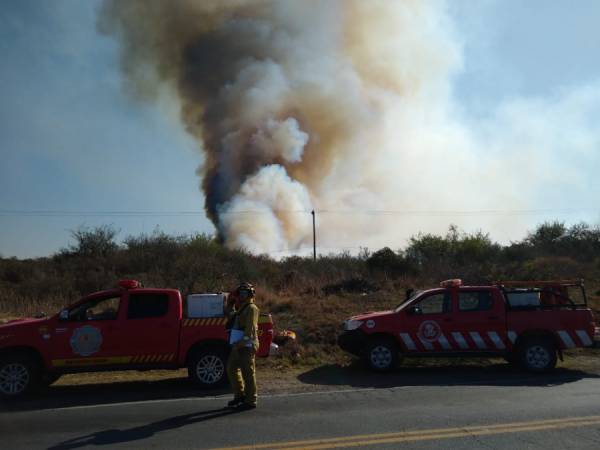 SE VIVIERON HORAS DE TENSION CON EL INCENDIO EN CARLOS PAZ