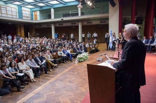 ORGULLO PARA LA CUMBRE: SOL NORIEGA ES ABANDERADA DE LA UNC