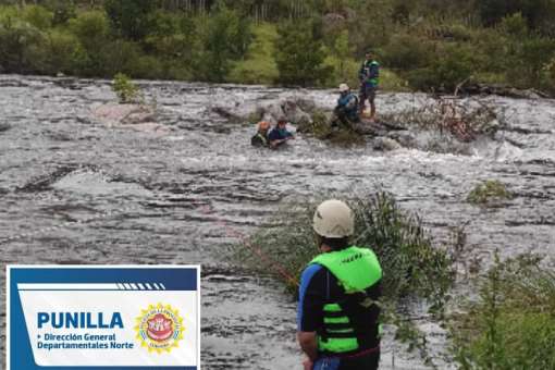 RESCATE DE PERSONAS QUE QUEDARON ATRAPADAS POR LA CRECIENTE