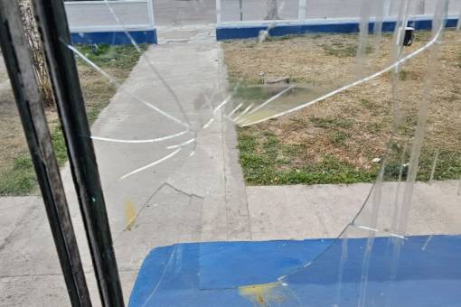 Jóvenes de Capilla del Monte rompieron vidrios de la Comisaría.