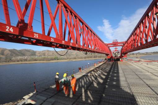 Autovia 38: colocaron la última viga del puente sobre el lago San roque