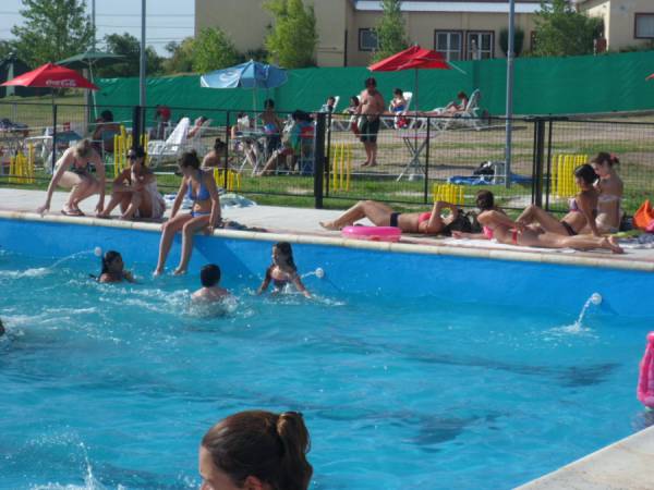 EL VERANO SE VIVE A PLENO EN LA PILETA DE LA CUMBRE