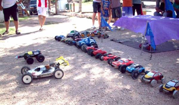 CARRERA DE AUTOS SOPLADOS EN LA FALDA