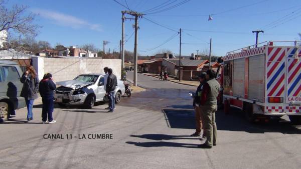 UN MOTOCICLISTA HERIDO EN UN PELIGROSO CRUCE DE LA CUMBRE