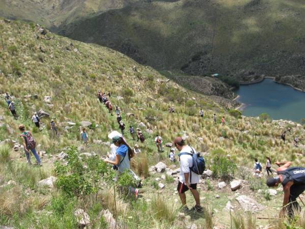 SE REALIZO UNA CAMINATA AL DIQUE LOS ALAZANES POR LOS 70 AÑOS