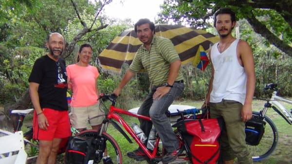 INCREIBLE TRAVESIA EN BICICLETAS DESDE COLOMBIA A LA CUMBRE