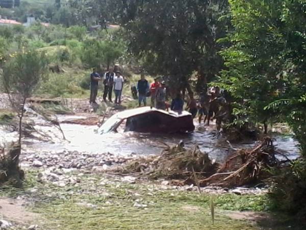 IMPRESIONANTE VIDEO CUANDO SE LLEVO UN AUTO LA CRECIENTE EN LA CUMBRE