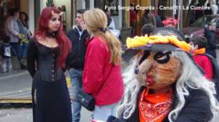 A PESAR DEL MAL TIEMPO, MUCHOS TURISTAS VINIERON A LA CUMBRE POR HALLOWEEN