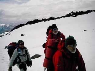 GONZALEZ Y GRUPO DE MONTAÑISTAS DE LA CUMBRE EN EL VOLCAN TROMEN