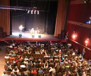 UNA SALA MUIÑO LLENA DE GENTE PARA VER A EL SEPTIMO ARBOL Y JAZZ