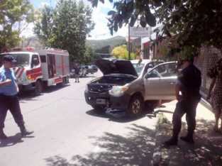 EL CONDUCTOR CHOCO SU TOYOTA Y LA ABANDONO