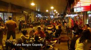 MUCHA GENTE DISFRUTA DE LOS ESPECTACULOS EN LA TECHADA DE CAPILLA