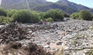 VECINOS DE EL FALDEO SE OPUSIERON AL INGRESO DE MAQUINAS AL RIO