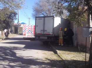 UN CAMION SE INCRUSTÓ EN UNA PROPIEDAD