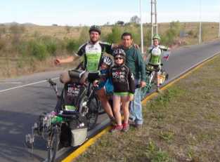 FAMILIA DE CICLISTAS DE ITALIA DE PASO POR LA CUMBRE