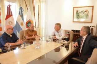 EL INTENDENTE AVILES RECIBIO AL EMBAJADOR DE CUBA