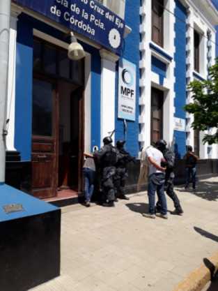 FPA DETUVO A CABO DE LA POLICÍA POR DISTRIBUIR COCAÍNA EN CRUZ DEL EJE