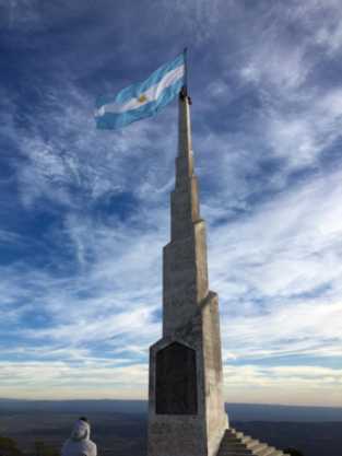 SE COLOCO UNA BANDERA GIGANTE EN EL MASTIL DE LOS COCOS