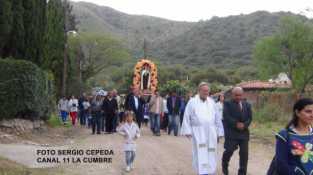 MUCHA GENTE PARTICIPO DE LA MISA Y PROCESION EN LOS COCOS