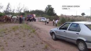 UN AUTOMOVIL VOLCO CERCA DE LA ESTANCIA EL ROSARIO