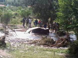 IMPRESIONANTE VIDEO CUANDO SE LLEVO UN AUTO LA CRECIENTE EN LA CUMBRE